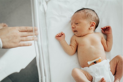 Descubre cómo cuidar del cordón umbilical de tu bebé y evitar que se infecte – Adeslas Salud y Bienestar