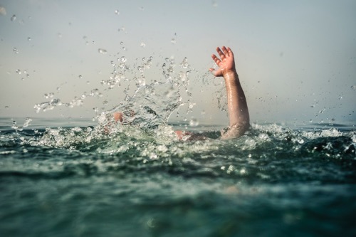 Descubre qué es un ahogamiento y cómo prevenirlo – Adeslas Salud y Bienestar  