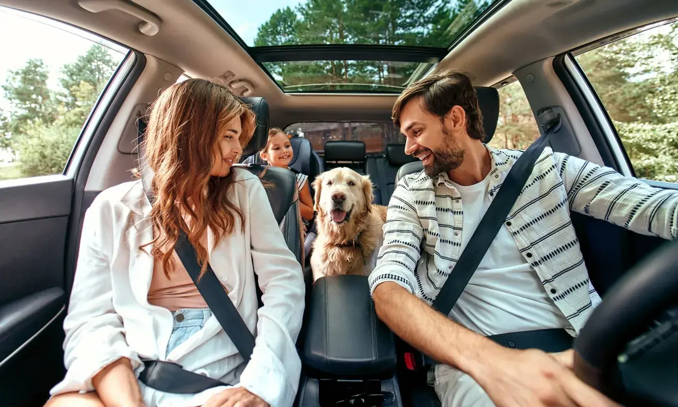 familia dentro de coche