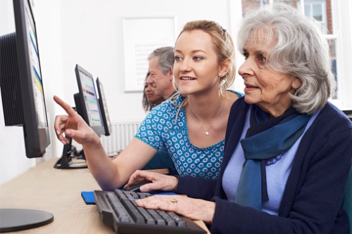 Descubre qué es la brecha tecnológica y cómo reducirla en los adultos mayores – Adeslas Salud y Bienestar