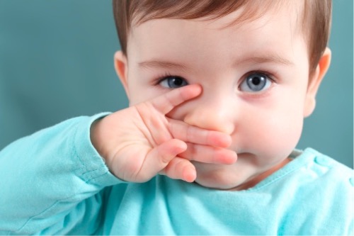 Descubre qué son los lavados nasales y cómo realizárselos de manera correcta a nuestro bebé – Adeslas Salud y Bienestar