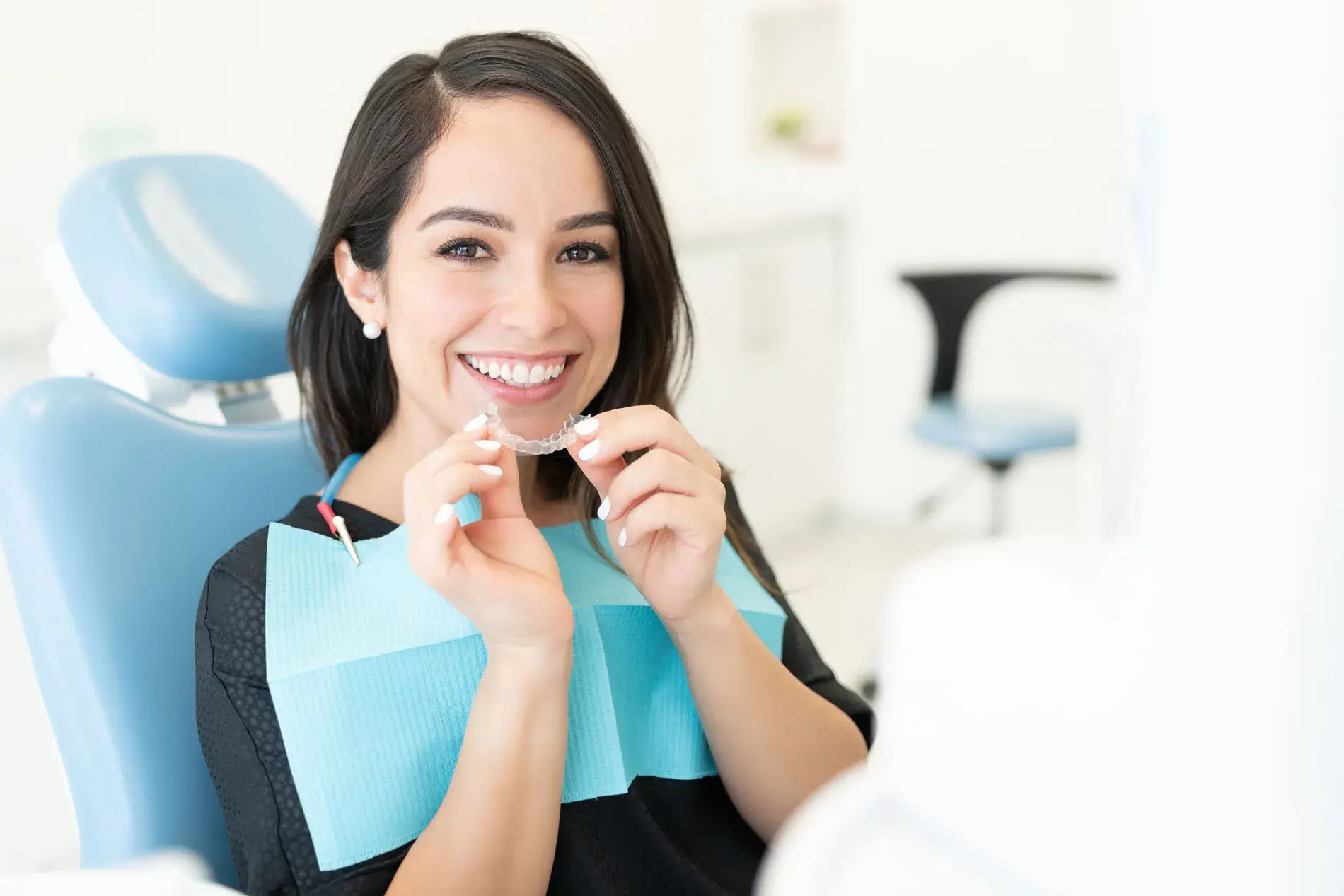 mujer en dentista sonriendo