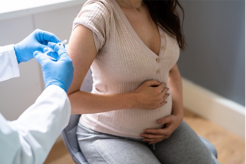 Descubre los beneficios y contraindicaciones de las vacunas durante el embarazo - Adeslas Salud y Bienestar
