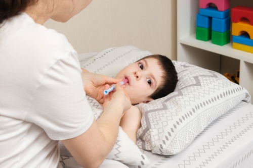 Qué medicación administrar para tratar correctamente la fiebre en niños - Adeslas Salud y Bienestar