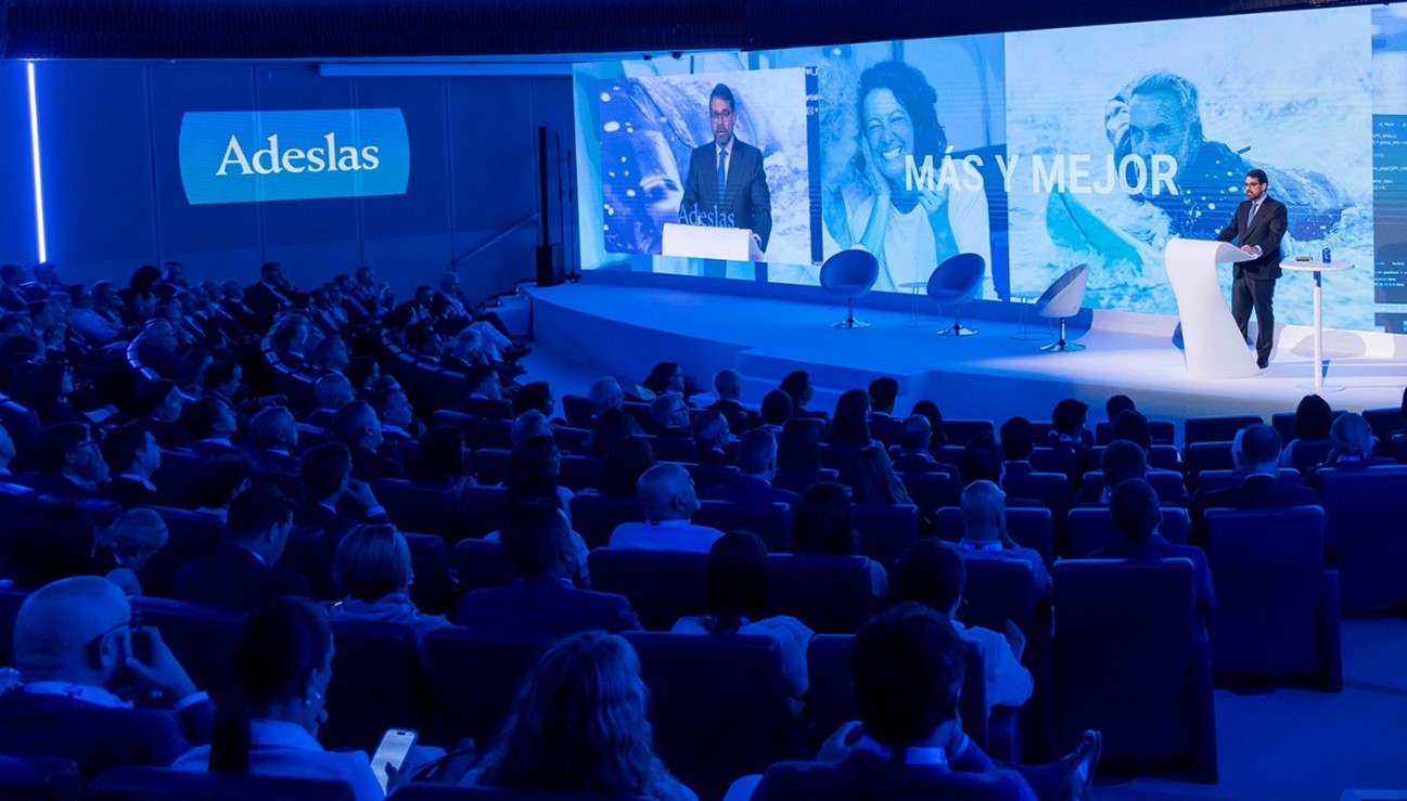 Un grupo de personas en un foro