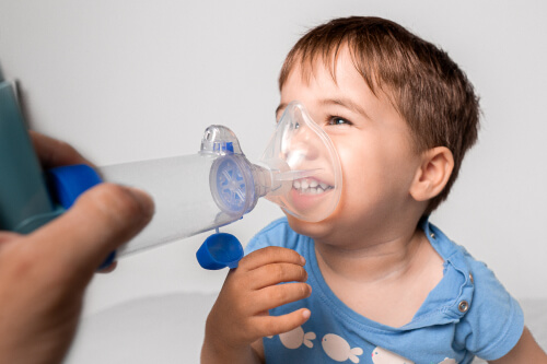 Inhalador en niños: lo que todo padre debe saber - Adeslas Salud y Bienestar