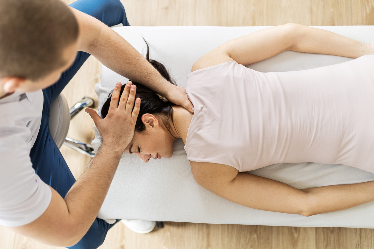 mujer tumbada en fisioterapia