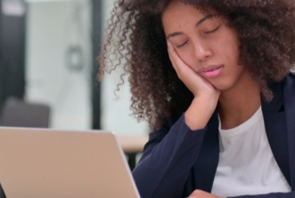 Mujer dormida en el trabajo