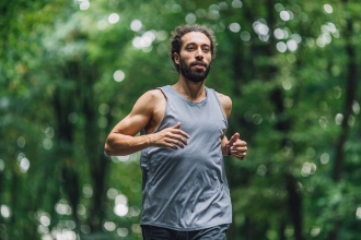 Chico corriendo