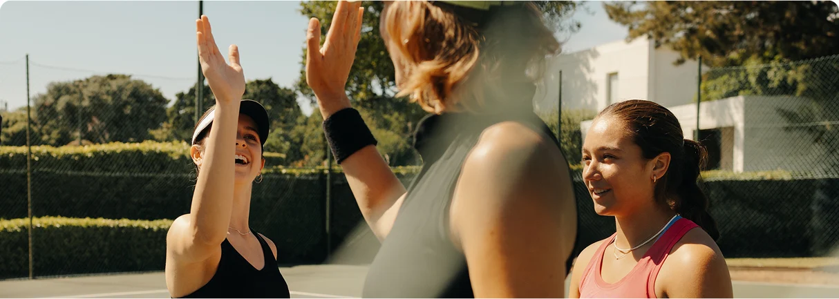3 mujeres haciendo ejercicio e interactuando