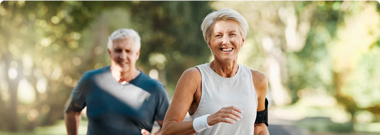 pareja de hombre y mujer corriendo