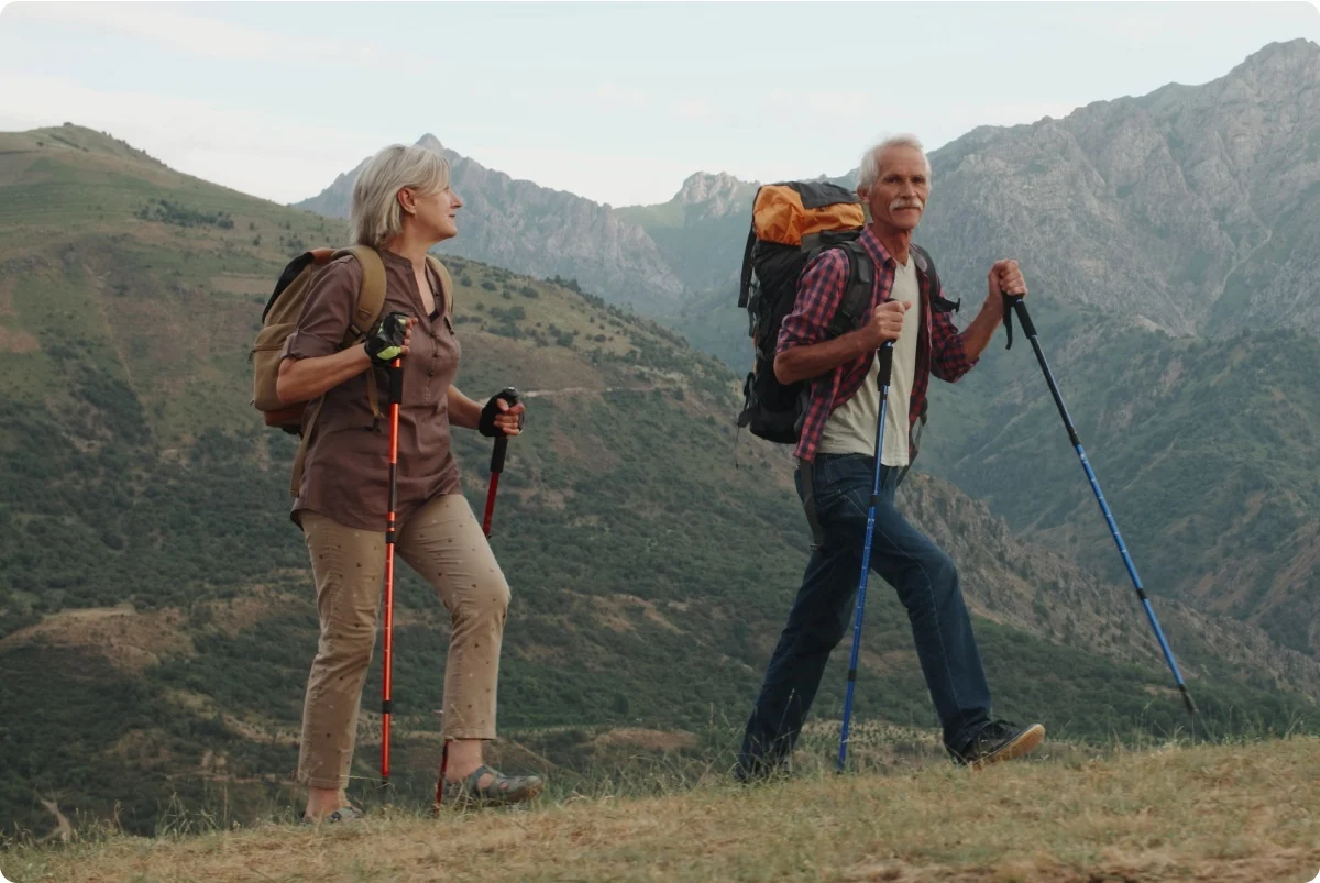 Pareja de ancianos haciendo senderismo