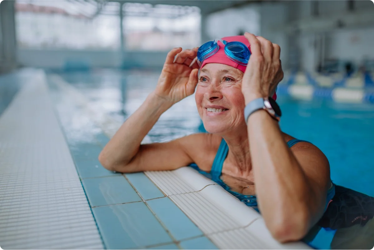 Foto mujer mayor nadando en la piscina