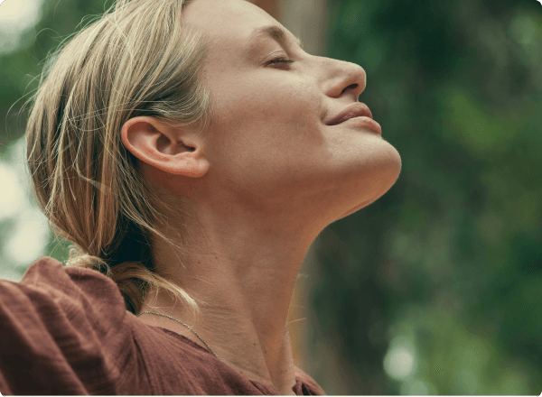 mujer en la naturaleza respirando aire puro
