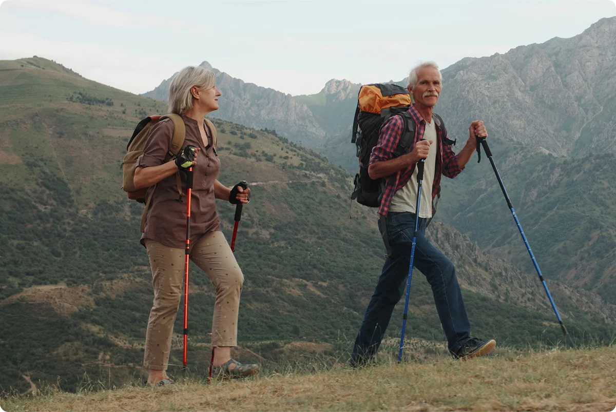 Un hombre y una mujer haciendo senderismo