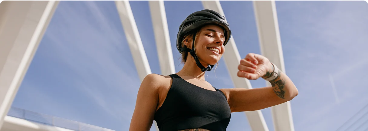 mujer mirando su reloj