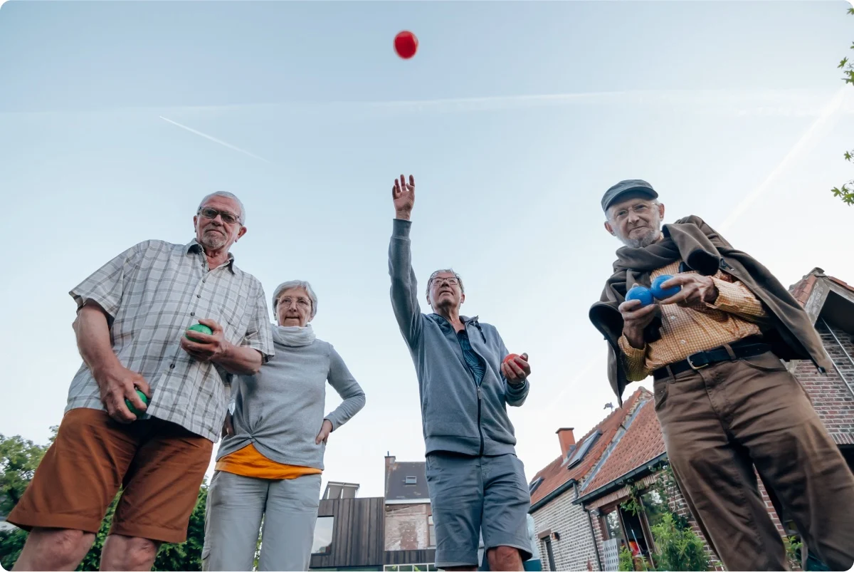 Foto grupo de personas mayores jugando a la petanca