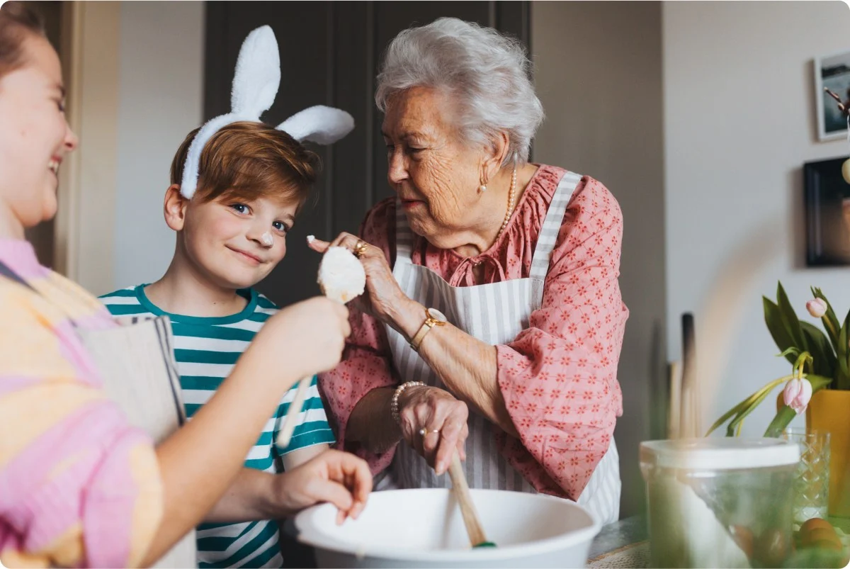 Foto abuela cocinando con sus nietos