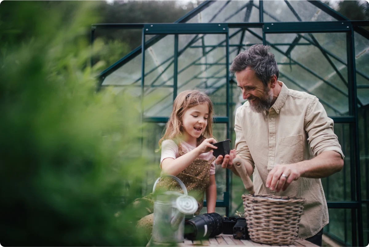 Foto hombre mayor haciendo jardinería con su hija