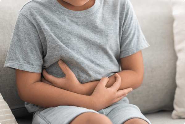 niño con dolor de barriga