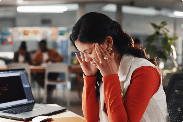 mujer con dolor de cabeza
