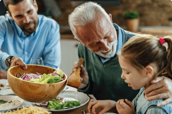 familia comiendo junta