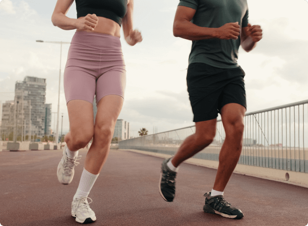 pareja corriendo en la ciudad