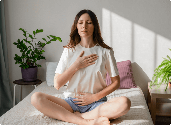 mujer meditando en la cama