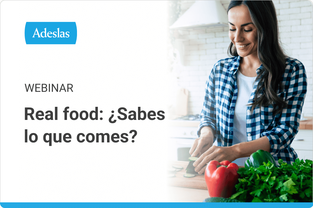Mujer cortando verdura en una cocina