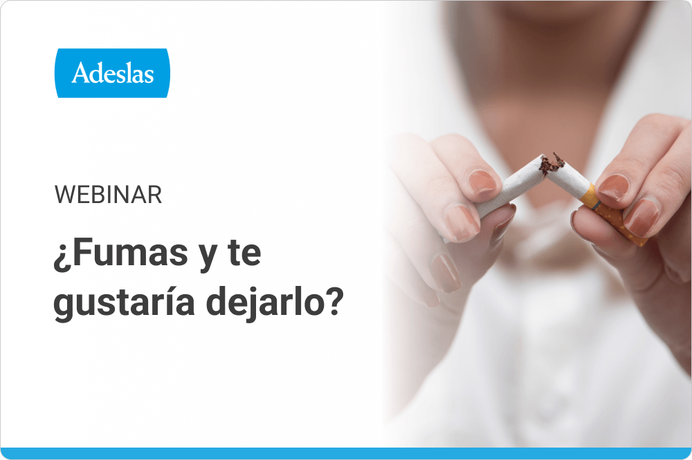 Una persona rompiendo un cigarrillo por la mitad