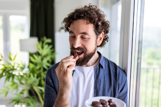 Hombre comiendo