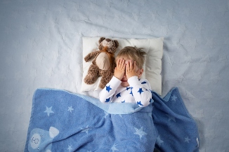Niño en la cama