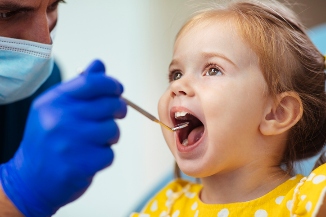 Niña revisión dental