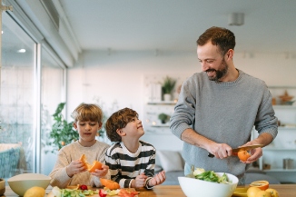 Familia cocinando