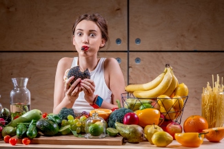 Mujer comiendo