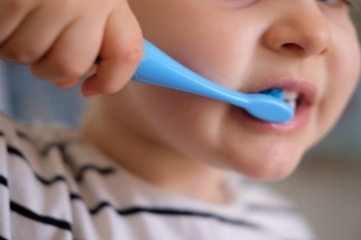 Niño cepillándose dientes