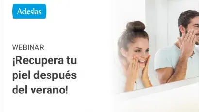 Hombre y mujer tocándose la cara mirándose en un espejo
