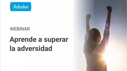 Mujer estirando los brazos viendo una puesta de sol