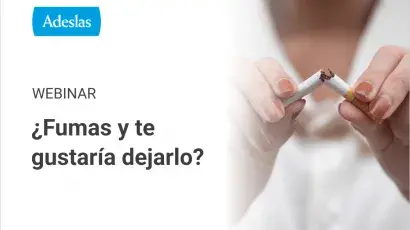 Una persona rompiendo un cigarrillo por la mitad