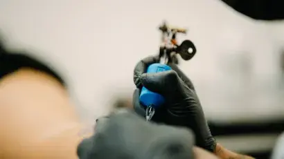 Tatuajes: riesgos y recomendaciones - Adeslas Salud y Bienestar 