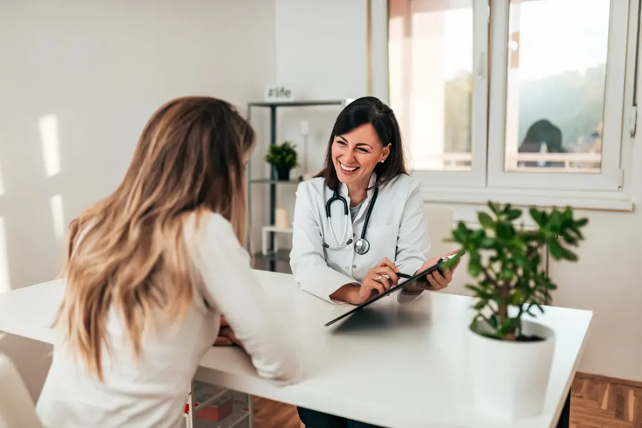 Doctora Adeslas con paciente