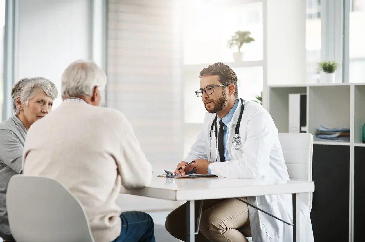 Médico Adeslas con pacientes