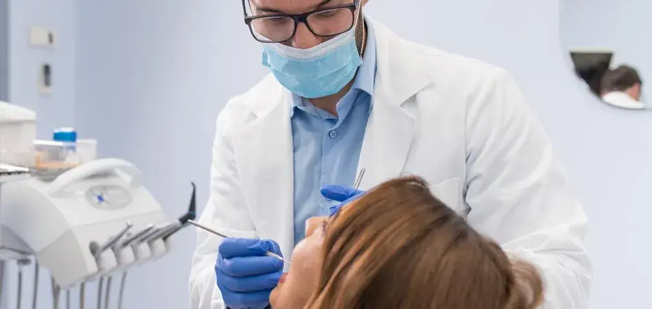 Dentista realizando limpieza bucal