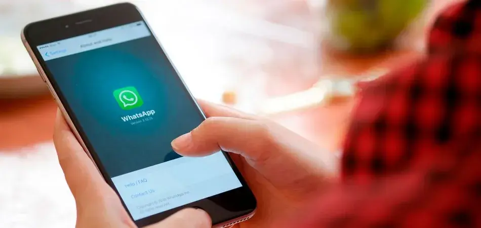 smartphone con whatsapp en la pantalla