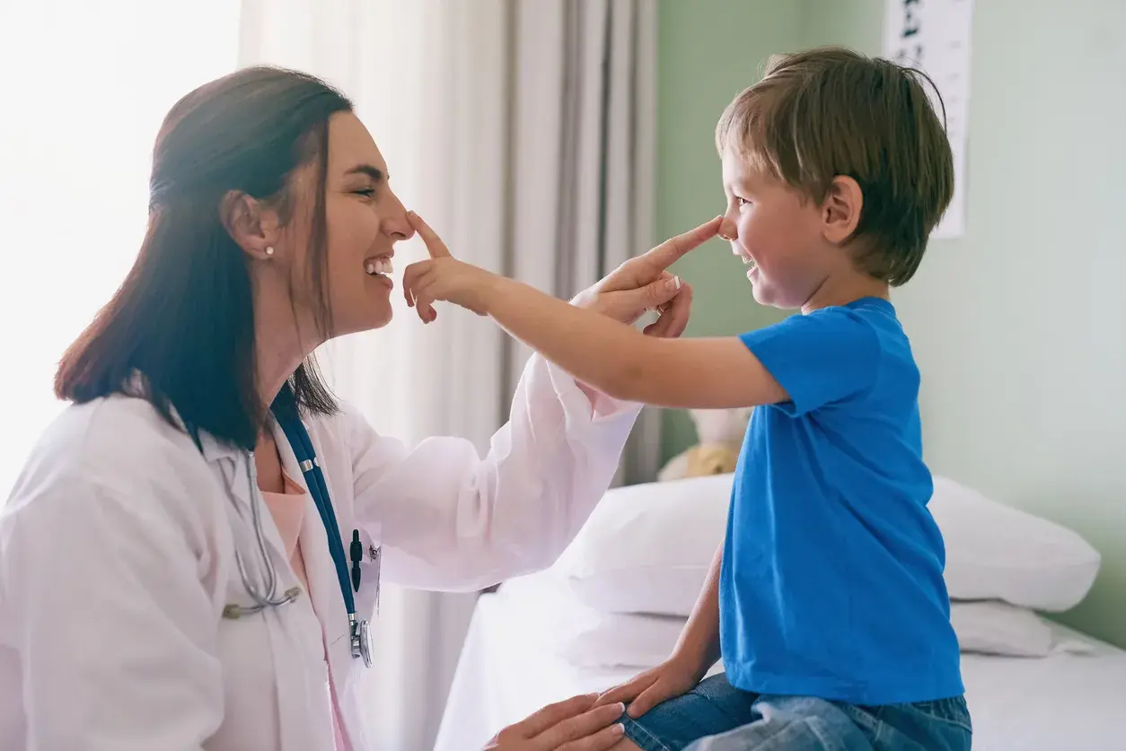 pediatra cuidando de niño pequeño