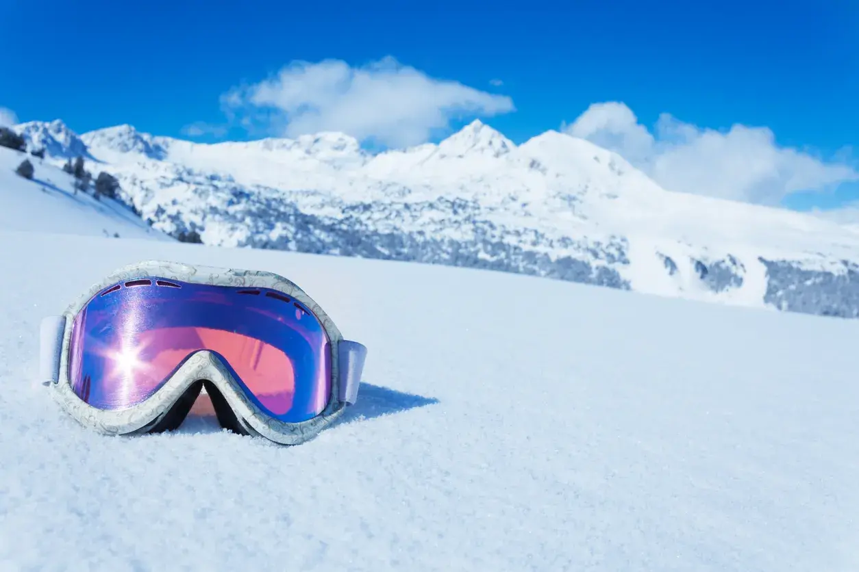 Gafas de esqui en la nieva