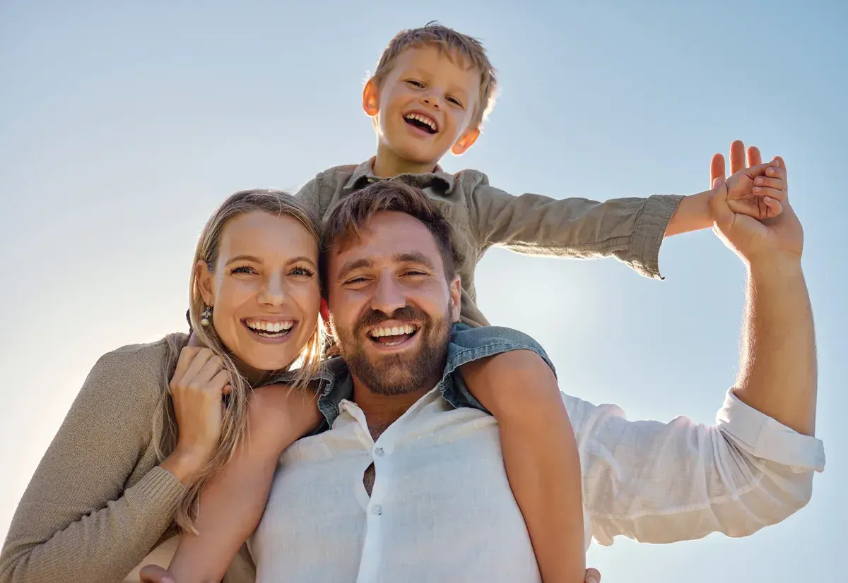familia-sonriendo-dental-max