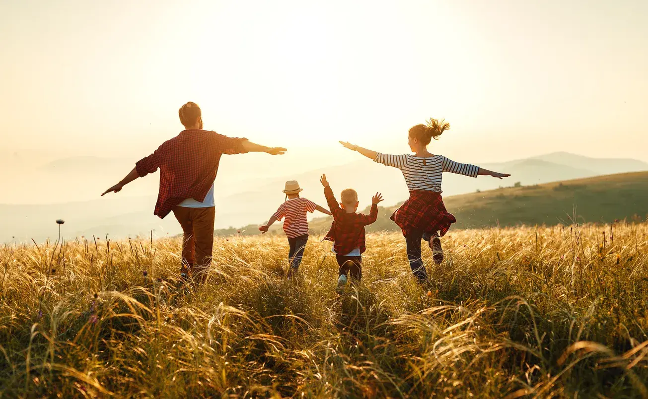 familia corriendo en el campo