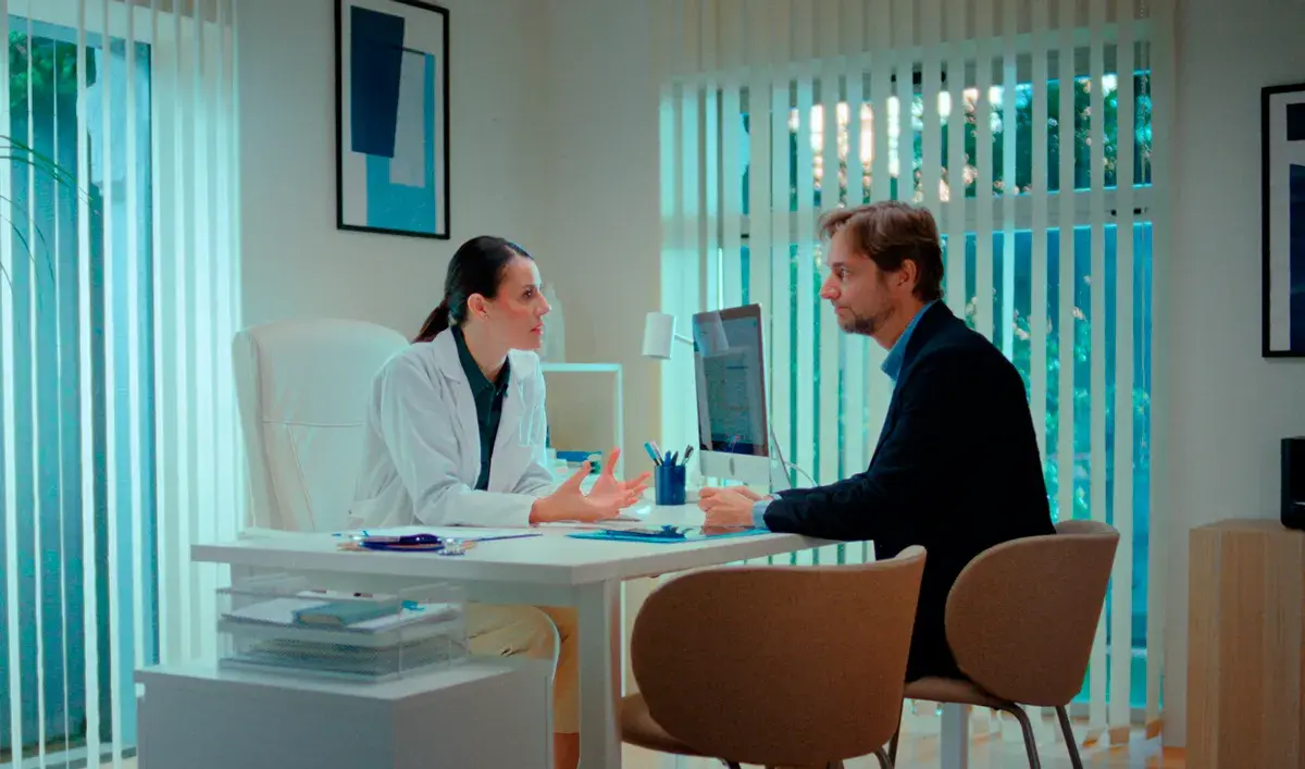 doctora y paciente Adeslas