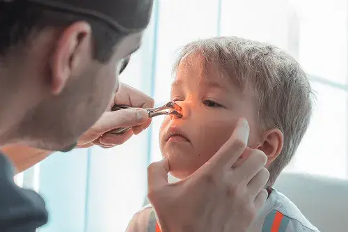 Què són les vegetacions (adenoides) en infants i com es tracten?